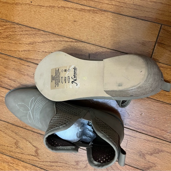 Boots - Picture 4 of 4